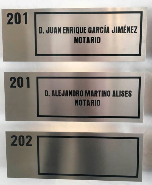 Notarios García-Martino placas con los nombres de los notarios 