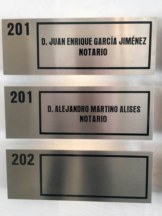 Notarios García-Martino placas con los nombres de los notarios 